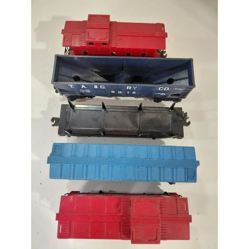 5 Lionel O Gauge Model Railroad Freight Cars (Hopper Cabooses Boxcar Lumber Car)